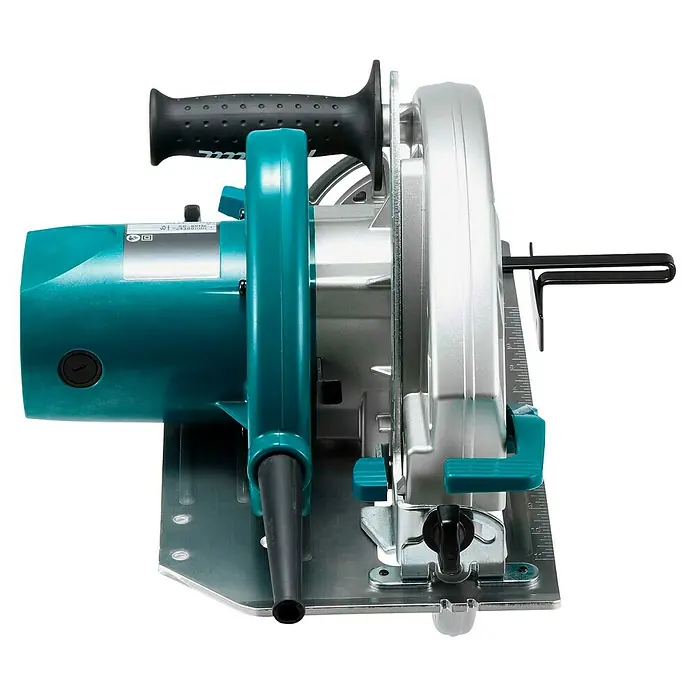 Makita Handkreissäge HS0600 - 2.000 W, Durchmesser Sägeblatt: 270 mm, Schnitttiefe bei 90 °: 97 mm - 101 mm - Detailaufnahme einer Makita Kreissäge mit blaugrünen und silbernen Akzenten, die die hochwertige Verarbeitung hervorhebt.