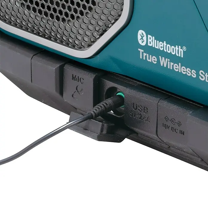 Makita Bluetooth-Lautsprecher MR014GZ - 40 V, Ohne Akku - Nahaufnahme eines Bluetooth-Lautsprechers mit Kabelanschluss für Mikrofon und USB-Ladeanschluss.