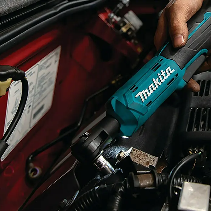 Makita LXT 18V Akku-Ratschenschrauber DWR180Z - 18 V, Ohne Akku - Nahaufnahme eines Makita Akku-Ratschenschraubers bei der Arbeit an einem Motor, der Vielseitigkeit und Leistung vereint.