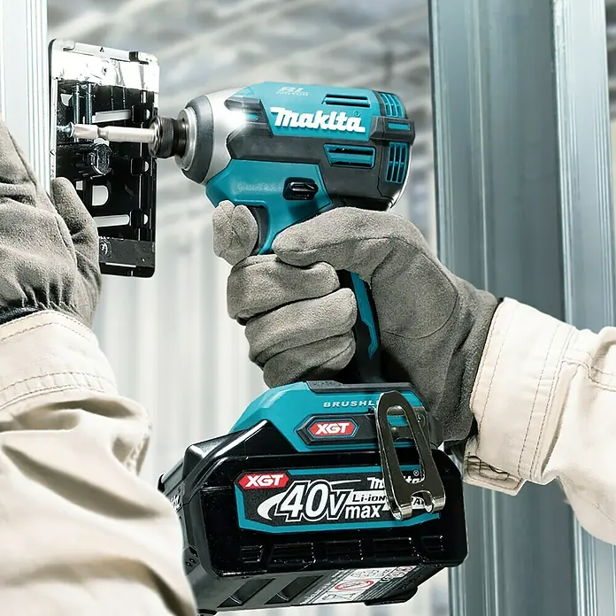 Makita XGT 40V max. Akku-Schlagschrauber TD003GZ - 40 V, Ohne Akku, 210 Nm - Ein Makita Akku-Schlagschrauber XGT 40V max im Einsatz, der eine Schraube in ein Metallstück schraubt.