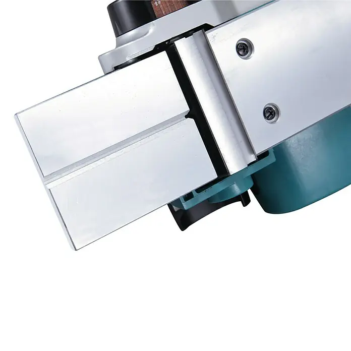 Makita Handhobel im MAKPAC KP0800J - 620 W, Hobelbreite: 82 mm, Falztiefe: 9 mm - Nahaufnahme eines elektrischen Hobels mit silbernen Klingen und türkisfarbenem Gehäuse.