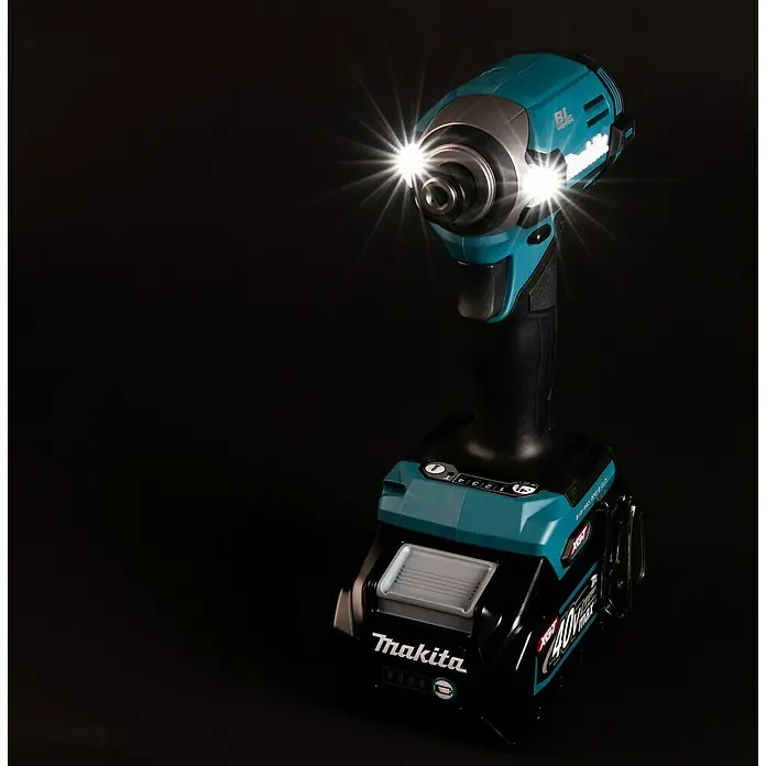 Makita XGT 40V max. Akku-Schlagschrauber TD003GZ - 40 V, Ohne Akku, 210 Nm - Nahaufnahme eines Makita Akku-Schlagschraubers mit leuchtenden LED-Leuchten vor dunklem Hintergrund.