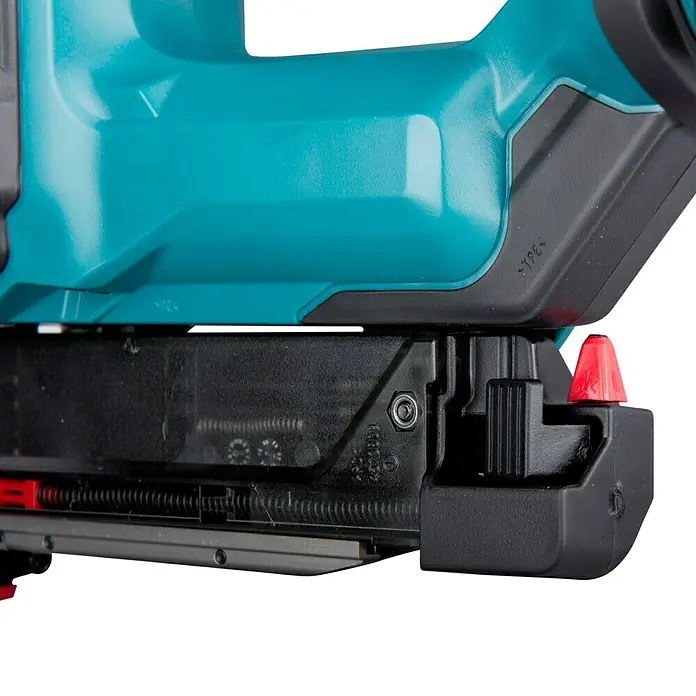 Makita LXT 18V Akku-Nagler DPT353Z - 18 V, Ohne Akku, Länge Nagel: 15 mm - 35 mm - Nahaufnahme eines Akku-betriebenen Klammergeräts in Blau und Schwarz, das ein robustes Design und präzise Verarbeitung aufweist.