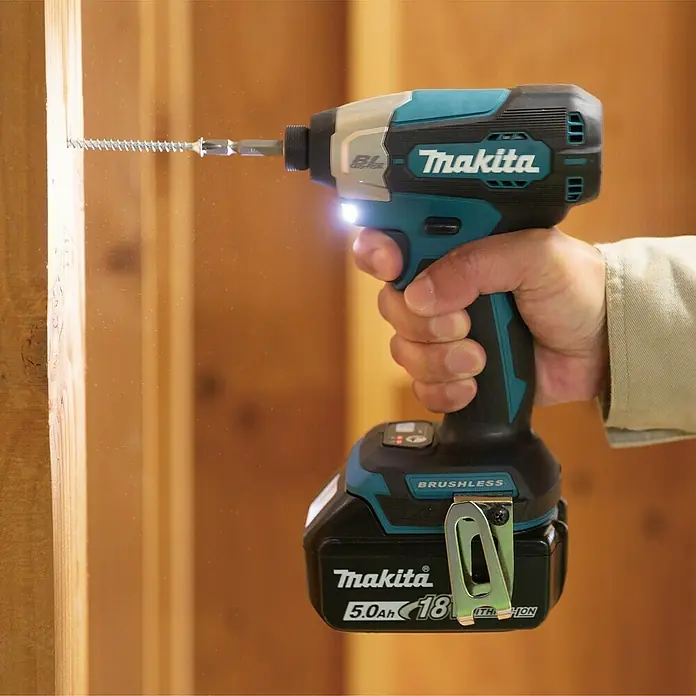 Makita LXT 18V Akku-Schlagschrauber DTD157Z - 18 V, Ohne Akku, 140 Nm - Ein Makita Akku-Schlagschrauber beim Eindrehen einer Schraube in Holz, Fokus auf das Werkzeug und die Arbeitsumgebung.