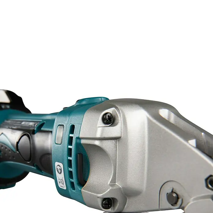 Makita LXT 18V Akku-Blechschere DJS161Z - 18 V, Ohne Akku, Leerlaufhubzahl: 4.300 /min - Nahaufnahme einer Makita Akku-Blechschere, die robust und für präzise Schnitte in Metallblechen konzipiert ist.