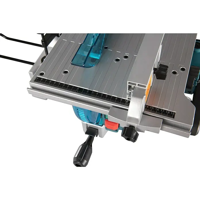 Makita Kapp- & Gehrungssäge LH1201FL - 1.650 W, Durchmesser Sägeblatt: 305 mm, Leerlaufdrehzahl: 0 U/min - 3.800 U/min - Nahaufnahme einer Tischkreissäge, die Details der Skala und Einstellmechanismen zeigt.