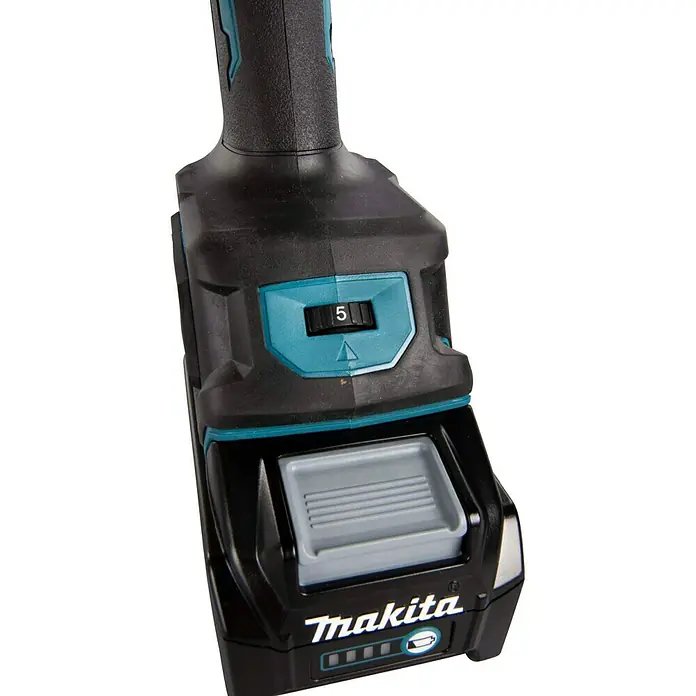 Makita XGT 40V max. Akku-Winkelschleifer GA023GZ - 40 V, Ohne Akku - Nahaufnahme eines Makita-Elektrowerkzeugs mit Fokus auf Akku und Bedienelemente.