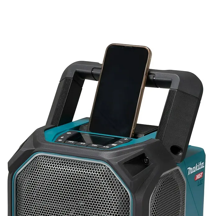 Makita Bluetooth-Lautsprecher MR014GZ - 40 V, Ohne Akku - Makita XGT Baustellenradio mit Smartphone in der Halterung. Ideal für Musik und zum Laden von mobilen Geräten auf der Baustelle.