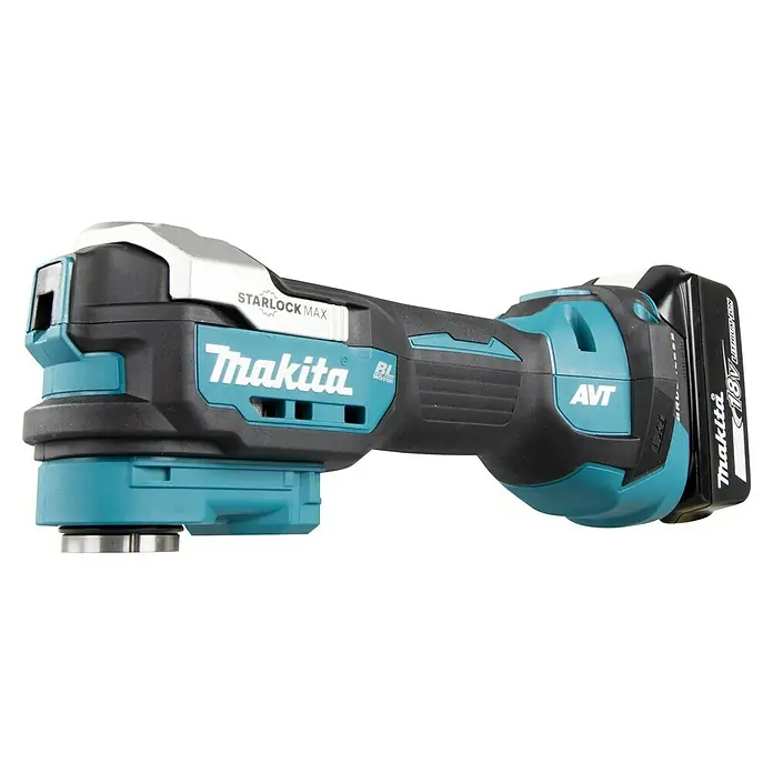 Makita LXT 18V Multiherramienta de batería DTM52RTJX2 - 18 V, 1 batería - Primer plano de la multiherramienta inalámbrica Makita con soporte StarLock Max y batería de 18 V para serrar y lijar con precisión.