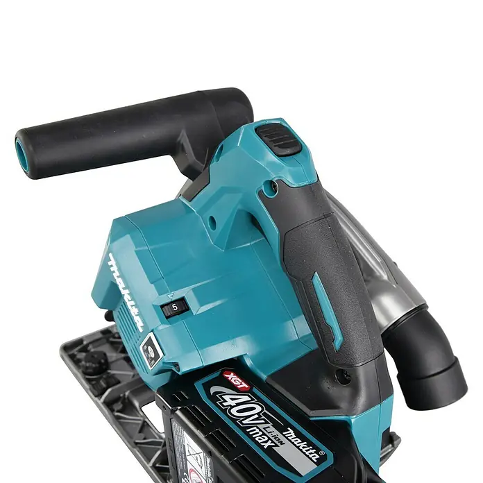 Makita XGT 40V max. Akku-Tauchsäge im MAKPAC SP001GZ03 - 40 V, Ohne Akku, Durchmesser Sägeblatt: 165 mm, 2.500 U/min - Nahaufnahme einer Makita XGT 40V Max Tauchsäge mit blaugrünem Gehäuse, schwarzem Griff und 40V Max Akku.