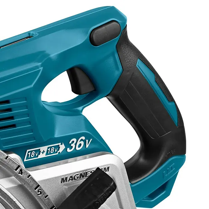 Makita LXT 18V Akku-Handkreissäge DRS780Z - 36 V, Ohne Akku, Durchmesser Sägeblatt: 185 mm, 0 U/min - 5.100 U/min - Detailaufnahme einer Akku-Kreissäge mit blauem Griff und schwarzer Gummierung für sicheren Halt und komfortable Bedienung.