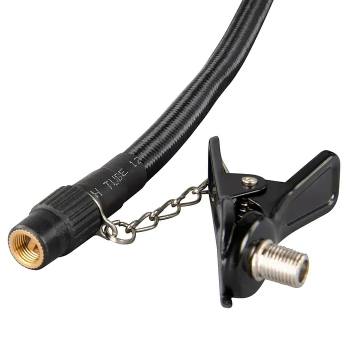 Makita XGT 40V max. Akku-Kompressor MP001GZ - 40 V, Ohne Akku, 11,1 bar - Nahaufnahme eines Reifendruckschlauchs mit Clip-Adapter, ideal zum einfachen Aufpumpen von Reifen mit Luftkompressoren.