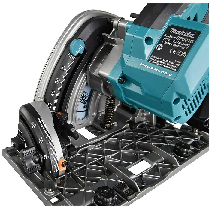 Makita XGT 40V max. Akku-Tauchsäge im MAKPAC SP001GZ03 - 40 V, Ohne Akku, Durchmesser Sägeblatt: 165 mm, 2.500 U/min - Nahaufnahme der Makita SP001G Tauchsäge, die Präzision und Leistung für professionelle Anwendungen bietet.