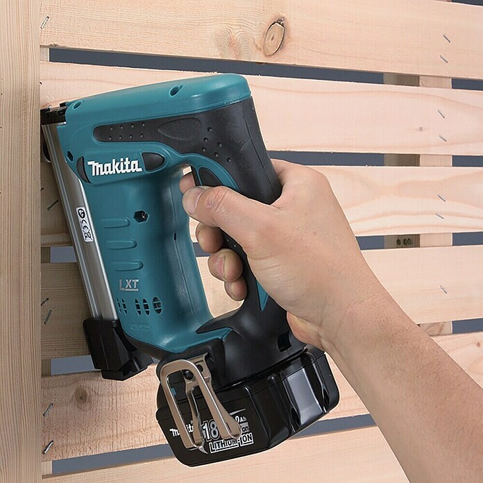 Makita LXT 18V Grapadora de batería DST221RTJ (18 V, 2 baterías, 5 Ah) | BAUHAUS