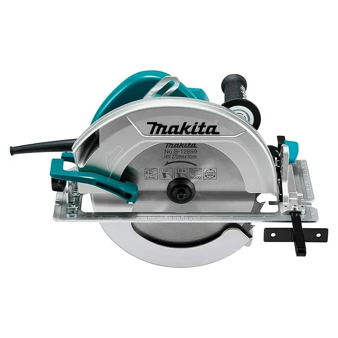Makita Sierra circular de mano HS0600 - 2.000 W, Diámetro hoja de sierra: 270 mm, Profundidad de corte a 90 °: 97 mm - 101 mm - Primer plano de una sierra circular Makita con una hoja afilada y líneas de corte precisas, ideal para trabajos profesionales de madera.