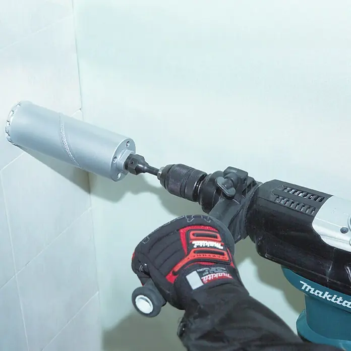 Makita Kombihammer HR3210FCT - 850 W, 4,9 J, SDS-Plus-Aufnahme - Makita Bohrmaschine mit einem Aufsatz zum Bohren von Löchern in Fliesen oder Wände, ideal für Renovierungsarbeiten.