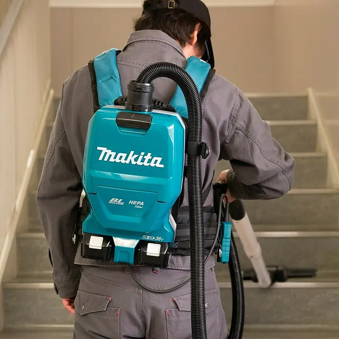 Makita LXT 18V Akku-Rucksackstaubsauger DVC261ZX15 - 36 V, Ohne Akku, Behältervolumen: 2 l - Der Makita Akku-Rucksackstaubsauger bietet kabellose Freiheit und Komfort für Reinigungsarbeiten. Ideal für Baustellen und schwer zugängliche Bereiche.