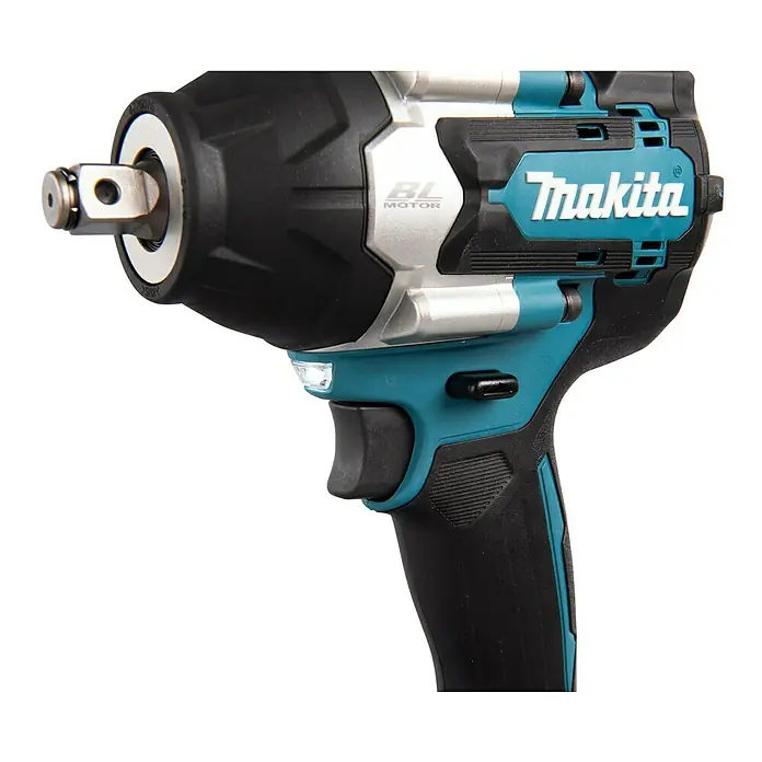 Makita LXT 18V Akku-Schlagschrauber DTW700Z - 18 V, Ohne Akku, 700 Nm, Max. Schlagzahl: 2.700 /min - Abbildung eines Makita Akku-Schlagschraubers, der für seine Leistung und Vielseitigkeit bekannt ist. Ideal für schwere Schraubarbeiten.