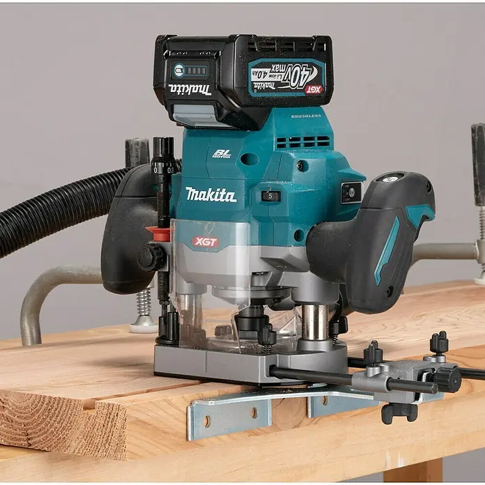 Makita Oberfräse RP001GZ - 40 V, 1 Akku - Abgebildet ist eine Akku-Oberfräse von Makita XGT 40V mit Akku, die auf einer Werkbank steht.
