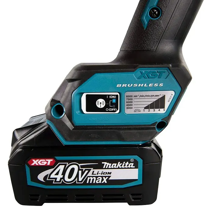 Makita XGT 40V max. Akku-Winkelschleifer GA023GZ - 40 V, Ohne Akku - Nahaufnahme eines Makita XGT 40V Max Akku-Werkzeugs, das die bürstenlose Technologie und die Leistungsstufeneinstellungen hervorhebt.