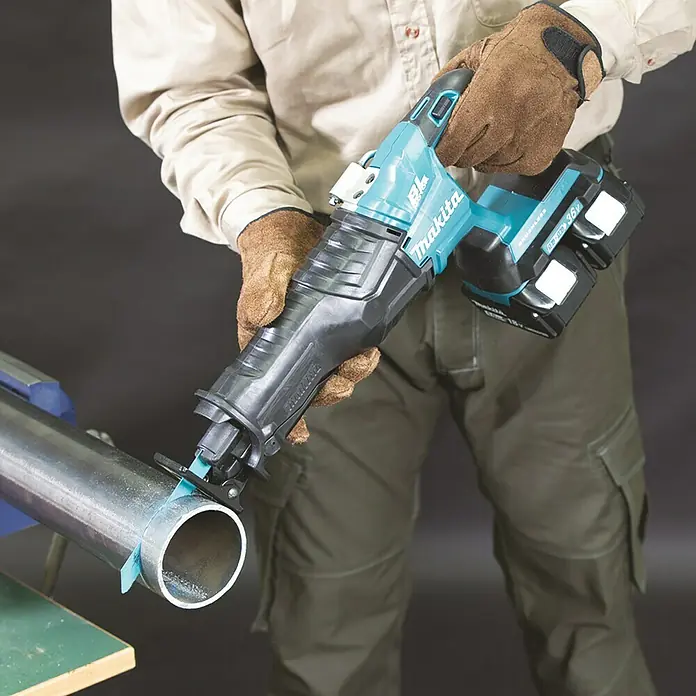 Makita LXT 18V Akku-Säbelsäge DJR360ZK - 36 V, Ohne Akku - Nahaufnahme einer Makita Akku-Säbelsäge beim Schneiden eines Metallrohrs in einem Schraubstock.