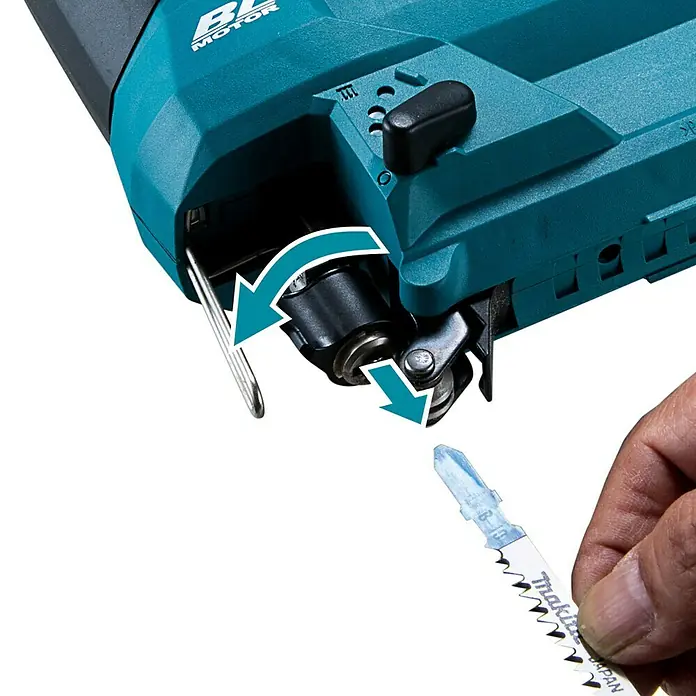 Makita LXT 18V Akku-Pendelhubstichsäge DJV184Z - 18 V, Li-Ionen, Anzahl Akkus: Ohne Akku, Leerlaufhubzahl: 0 /min - 3.000 /min - Aufsicht eines Makita Stichsäge mit blaugrünen Elementen und Pfeile, die die Bewegung des Klingeneinsetzens veranschaulichen.