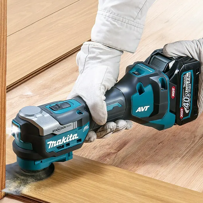 Makita XGT 40V max. Akku-Multifunktionswerkzeug ‎TM001GZ - 40 V, Ohne Akku - Das Bild zeigt eine Makita Oszillationswerkzeug mit Akku, das für präzise Schnitte in Holz verwendet wird. Ideal für Heimwerker und Profis.