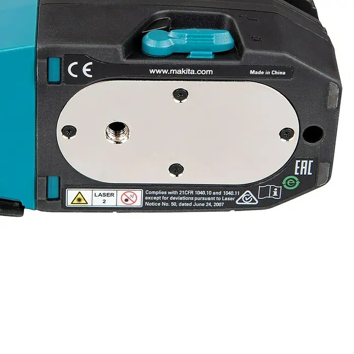 Makita CXT 12V max. Kreuzlinienlaser SK105DZ - 12 V, Ohne Akku, Max. Arbeitsbereich: 25 m - Nahaufnahme der Unterseite eines Makita-Lasergeräts mit CE- und EAC-Kennzeichnung sowie Herstellerinformationen.