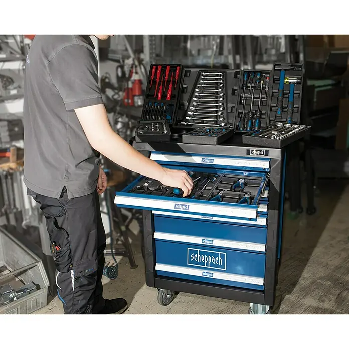 Scheppach Werkstattwagen TW 1000 - L x B x H: 77 x 46 x 97 cm, Stahl, 263 -tlg. - Der Scheppach Werkstattwagen mit Werkzeug bietet eine vielfältige Auswahl an Werkzeugen, übersichtlich verstaut in Schubladen und Werkzeugkoffern.