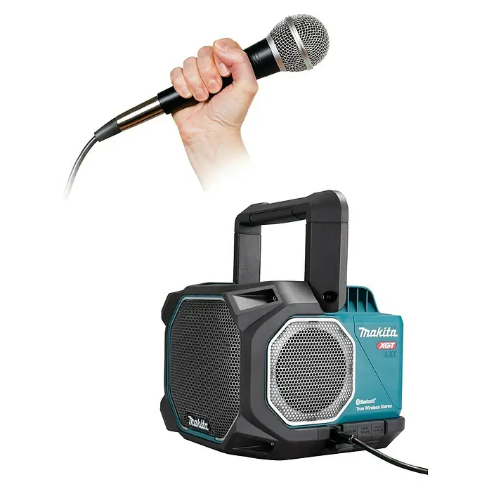 Makita Bluetooth-Lautsprecher MR014GZ - 40 V, Ohne Akku - Abbildung eines Mikrofons, das in der Hand gehalten wird, mit einem Makita-Baustellenradio im Hintergrund.