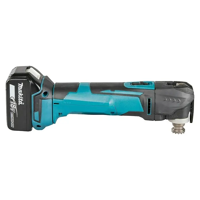 Makita LXT 18V Multiherramienta de batería DTM51 - 18 V, 1 batería, 5 Ah - Primer plano de una multiherramienta inalámbrica Makita, que muestra su construcción duradera y su diseño ergonómico para aplicaciones profesionales.
