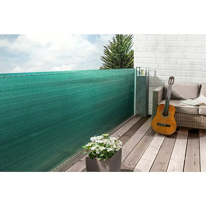 Sichtschutz - 500 x 100 cm, Kunststoff, Grün - Terrasse mit Sichtschutz, Gitarre und Pflanzentopf. Der grüne Sichtschutz bietet Privatsphäre und harmoniert mit der Natur.