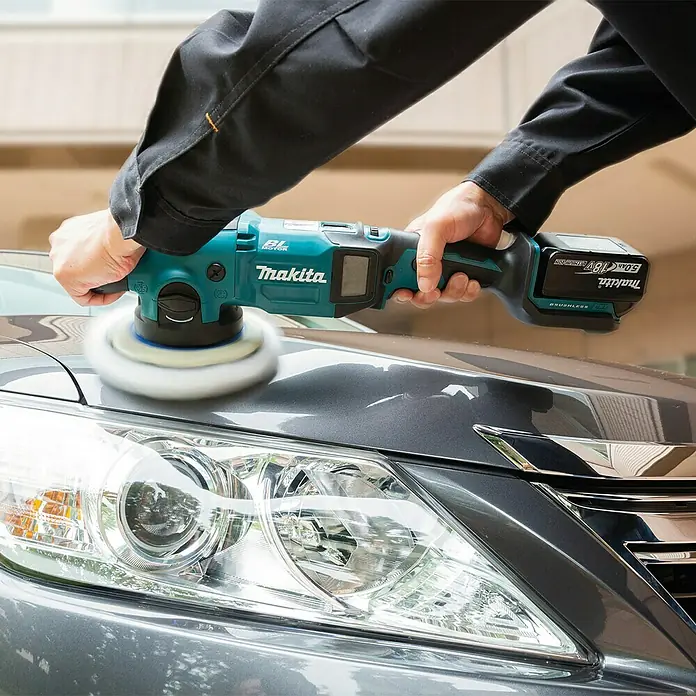 Makita LXT 18V Akku-Exzenterpolierer DPO600TKX1 - 2 Akkus, 5 Ah - Ein Mann poliert ein graues Auto mit einer Makita Poliermaschine mit Akku.