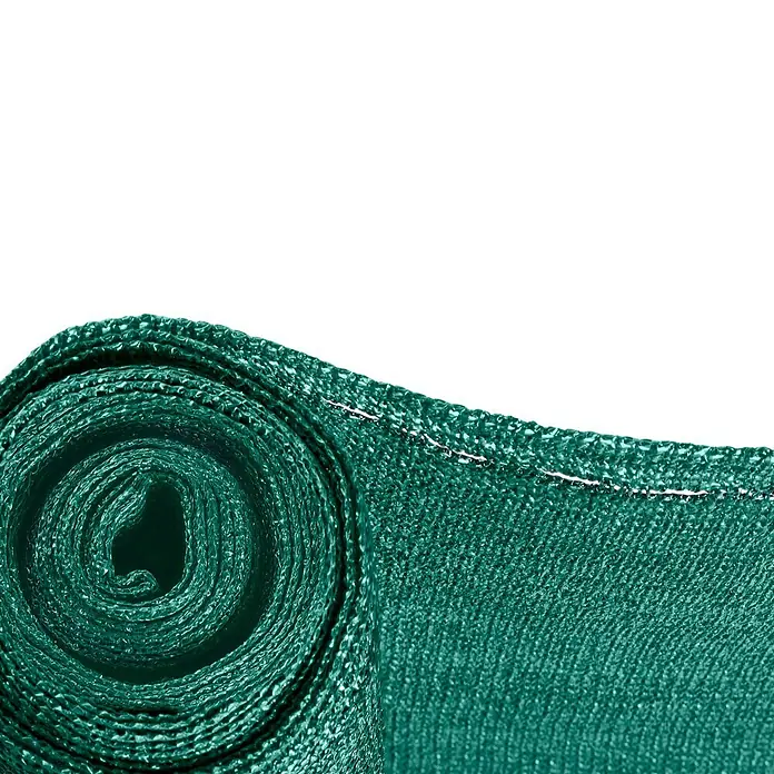 Sichtschutzmatte Classic - 2.500 x 100 cm, Kunststoff, Grün - Nahaufnahme einer gerollten, grünen Gartenabdeckung. Das Netzmaterial ist robust und widerstandsfähig, ideal für den Außeneinsatz.