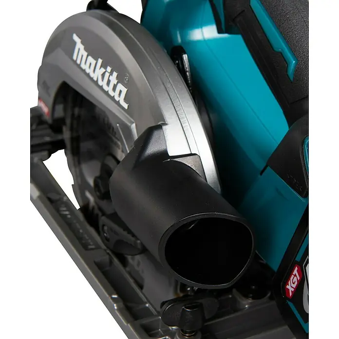 Makita XGT 40V max. Akku-Handkreissäge HS012GZ - 40 V, Ohne Akku, Durchmesser Sägeblatt: 165 mm, 0 U/min - 5.200 U/min - Nahaufnahme einer Makita-Kreissäge, die die Marke und das Design des Werkzeugs hervorhebt.\n