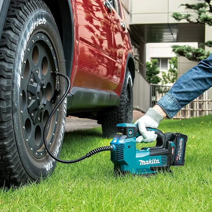 Makita XGT 40V max. Akku-Kompressor MP001GZ - 40 V, Ohne Akku, 11,1 bar - Der Makita Akku-Kompressor pumpt einen Reifen auf. Ideal für unterwegs, um den Reifendruck anzupassen.
