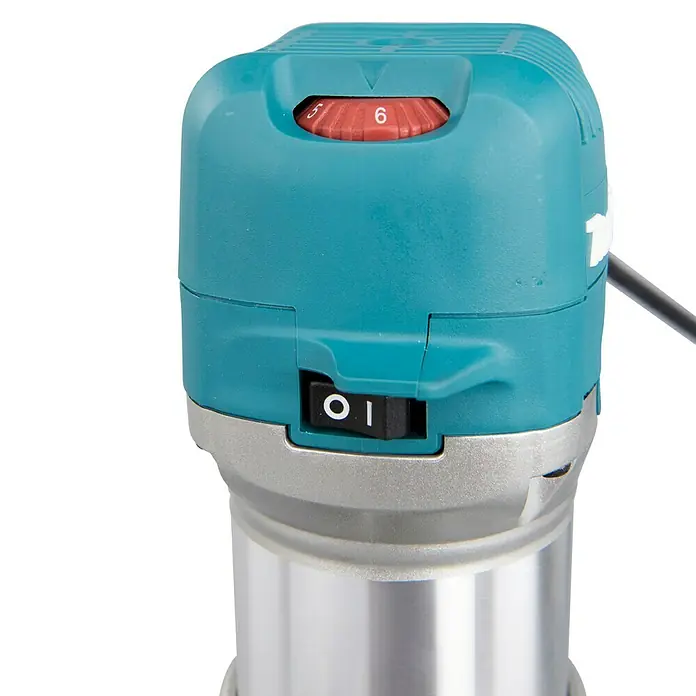 Makita Oberfräse RT0702CX2J - 710 W, 10.000 U/min - 34.000 U/min, Frästiefe: 0 mm - 40 mm - Detailaufnahme der Oberfräse mit Geschwindigkeitsregler und Ein-/Ausschalter.