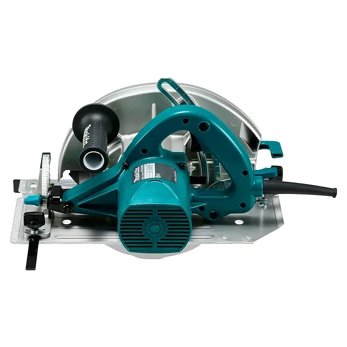 Makita Sierra circular de mano HS0600 - 2.000 W, Diámetro hoja de sierra: 270 mm, Profundidad de corte a 90 °: 97 mm - 101 mm - Primer plano de una sierra circular Makita HS6000, que ofrece un corte potente y preciso para diversas aplicaciones de carpintería.