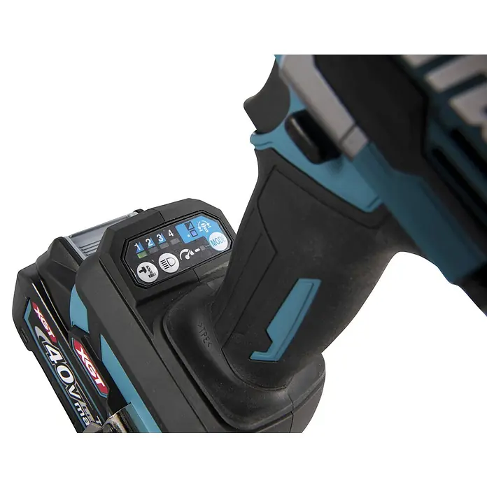Makita XGT 40V max. Akku-Schlagschrauber TW001GM201 - 40 V, 2 Akkus, 4 Ah, 1.800 Nm - Detailaufnahme eines Akku-Bohrhammers mit Fokus auf den 40V-Akku und das Bedienfeld.