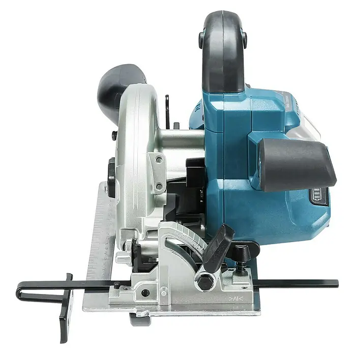 Makita LXT 18V Sierra circular de batería DHS661ZU - 18 V, Sin batería, Diámetro hoja de sierra: 165 mm, 5.000 r.p.m. - Primer plano de una sierra circular Makita azul y plateada con mango de plástico negro y base metálica.