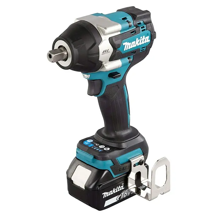 Makita LXT 18V Llave de impacto de batería DTW701RTJ - 18 V, 2 baterías, 5 Ah, 700 Nm - Primer plano de una llave de impacto inalámbrica Makita con batería de 18V y clip para cinturón plateado. Ideal para tareas de atornillado potentes.