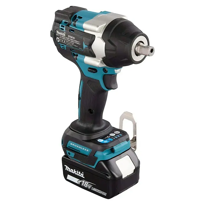 Makita LXT 18V Llave de impacto de batería DTW701RTJ - 18 V, 2 baterías, 5 Ah, 700 Nm - Imagen de una llave de impacto inalámbrica Makita DTW701 con una batería de iones de litio de 18V.