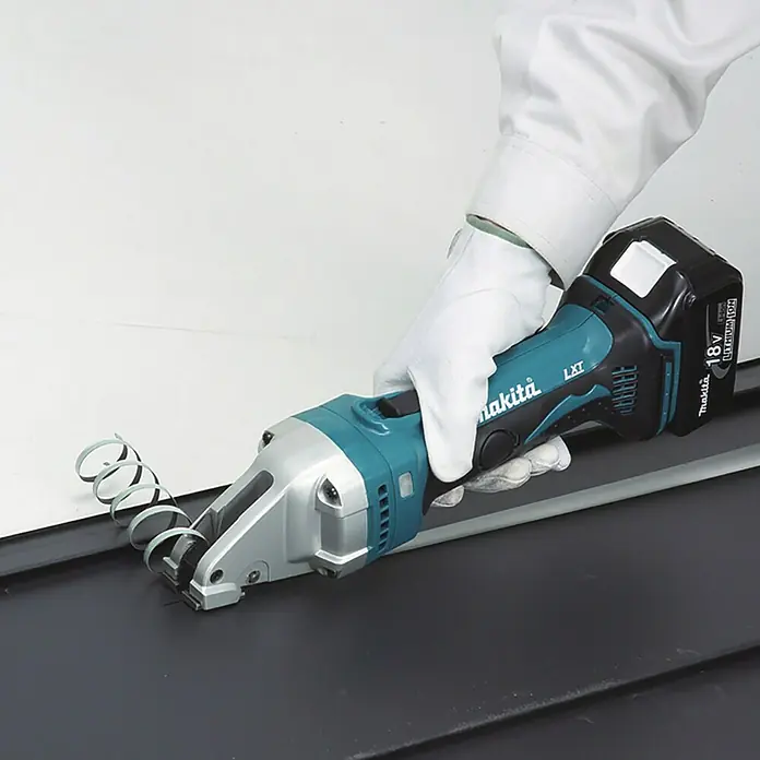 Makita LXT 18V Akku-Blechschere DJS101Z - 18 V, Ohne Akku, Leerlaufhubzahl: 4.300 /min - Der Makita Akku-Blechknabber schneidet präzise durch Metall und erzeugt dabei saubere Spiralen. Ideal für den professionellen Einsatz.
