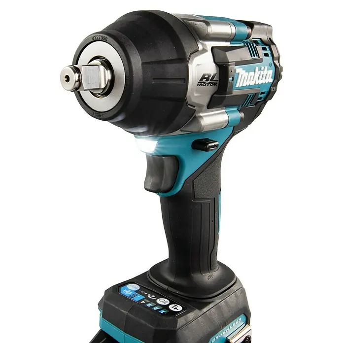 Makita XGT 40V max. Akku-Schlagschrauber TW007GZ - 40 V, 760 Nm - Nahaufnahme eines Makita Akku-Schlagschraubers mit LED-Leuchte, ideal für kraftvolle Schraubarbeiten.