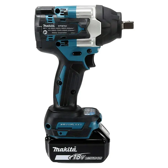Makita LXT 18V Llave de impacto de batería DTW701RTJ - 18 V, 2 baterías, 5 Ah, 700 Nm - Primer plano de una llave de impacto inalámbrica Makita DTW701 con una batería de iones de litio de 18V, perfecta para trabajos de fijación pesados.