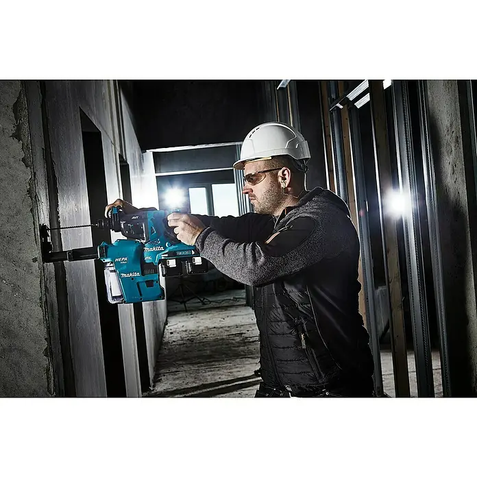 Makita LXT 18V Akku-Kombihammer für SDS-PLUS DHR280ZJ - 36 V, Ohne Akku, Max. Einzelschlagenergie: 2,8 J - Bauarbeiter mit Makita Akku-Bohrhammer beim Bohren in Beton. Der Bohrhammer ist ein kraftvolles Werkzeug für schwere Arbeiten.