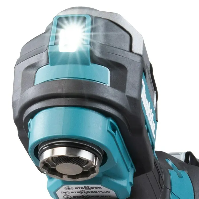 Makita XGT 40V max. Akku-Multifunktionswerkzeug ‎TM001GZ - 40 V, Ohne Akku - Nahaufnahme eines Makita Multifunktionswerkzeugs mit LED-Licht, das den Arbeitsbereich beleuchtet, und STARLOCK-System für schnellen Zubehörwechsel.