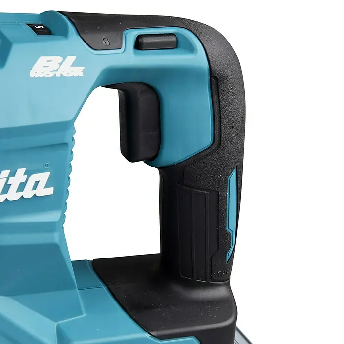 Makita XGT 40V max. Akku-Säbelsäge JR002GZ - 40 V, Ohne Akku, Leerlaufhubzahl: 3.000 /min - Nahaufnahme einer Makita Akku-Stichsäge mit bürstenlosem Motor, die auf die ergonomische Griffgestaltung und die Bedienelemente fokussiert.