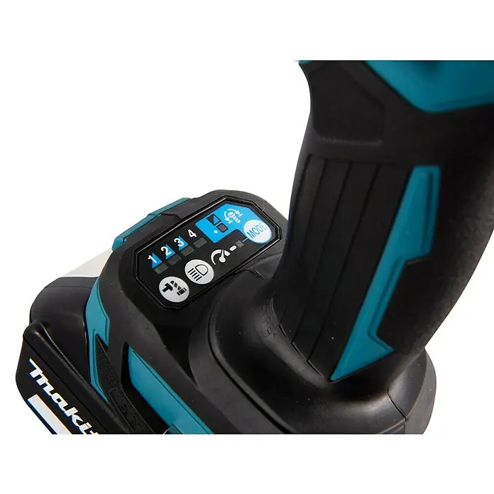 Makita LXT 18V Akku-Schlagschrauber DTW701Z + Artikelnr. 33855482 hinzufügen* - 18 V, Ohne Akku, 700 Nm - Detailaufnahme eines Makita Werkzeugs mit Fokus auf die Bedienelemente und das digitale Display zur Einstellung der Leistung.