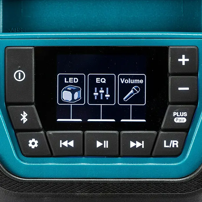 Makita Bluetooth-Lautsprecher MR014GZ - 40 V, Ohne Akku - Nahaufnahme eines Makita Baustellenradios mit Bedienelementen und Display, das LED-, EQ- und Lautstärkeregelung zeigt.